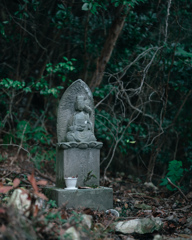 登山途中に佇む石像