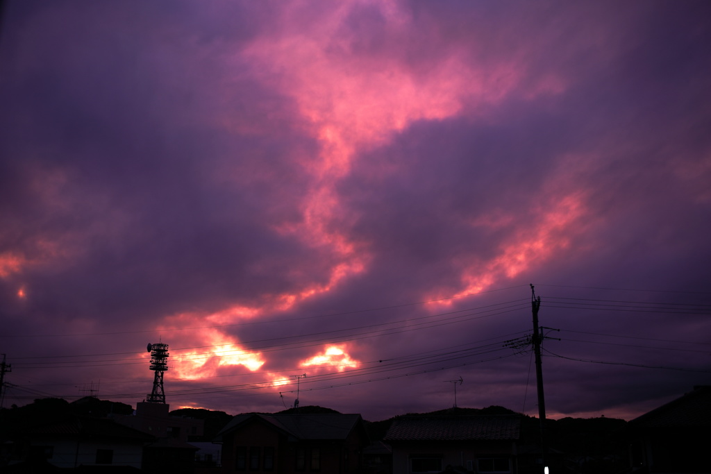 パープルに染まる雲