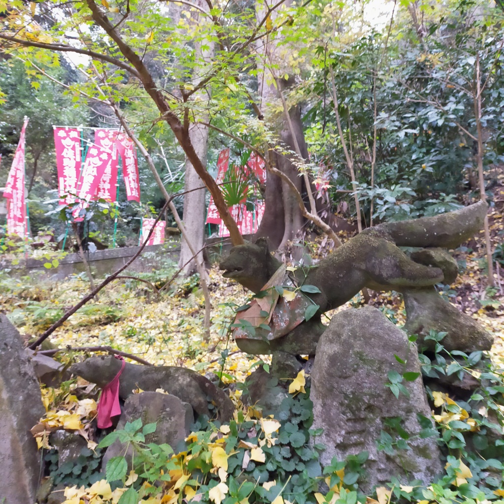 石を削って狐になってます