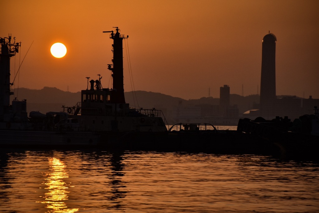 夕暮れの港