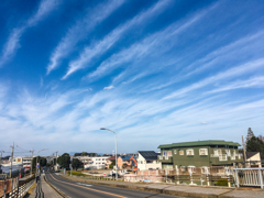 いつもの道と空