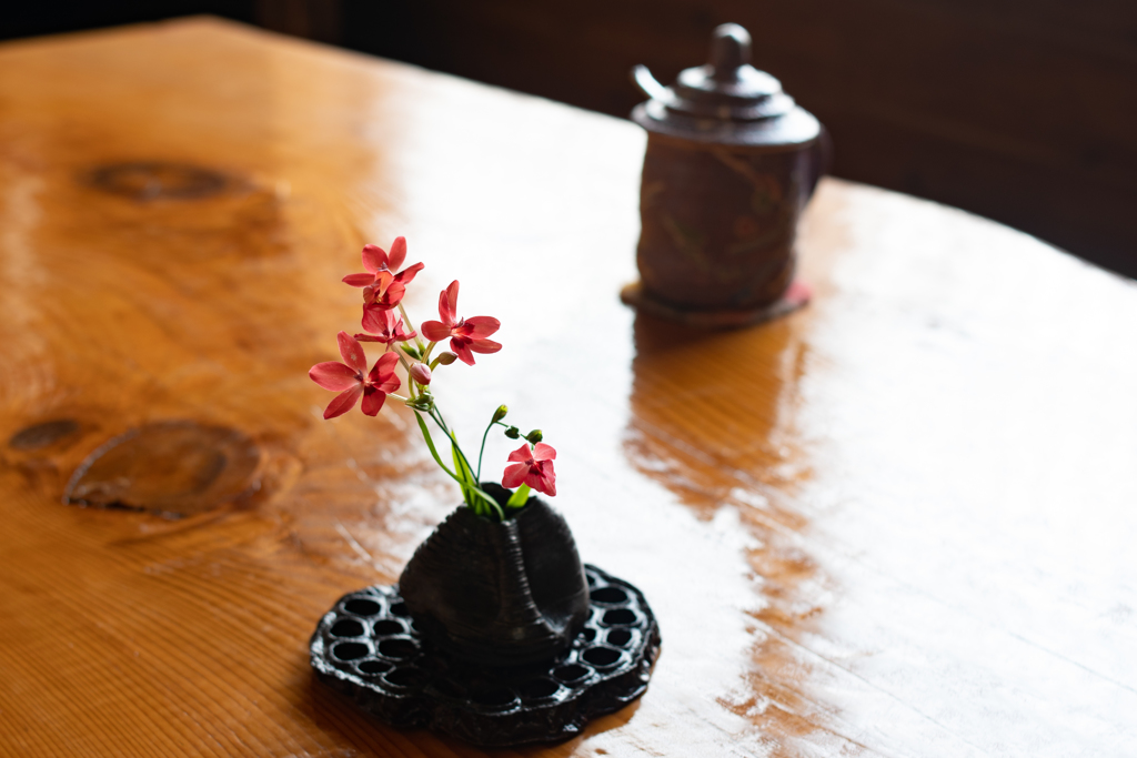 喫茶店のピンクの花