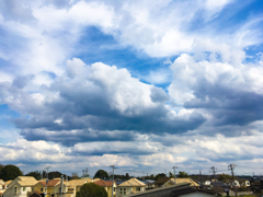 家々と空