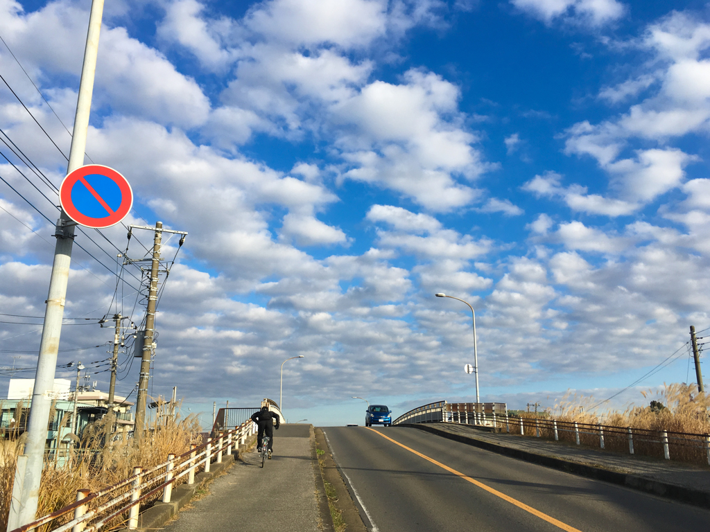 坂道と空