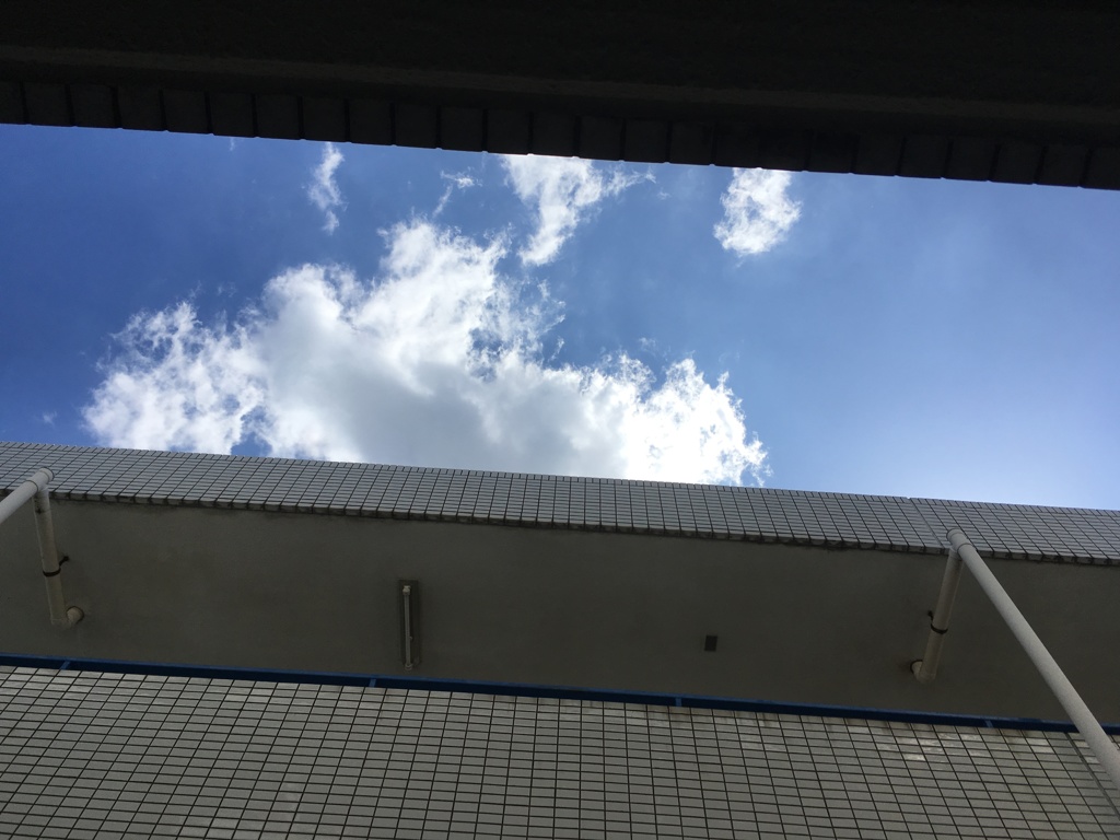 狭い空