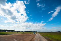 砂利道と空