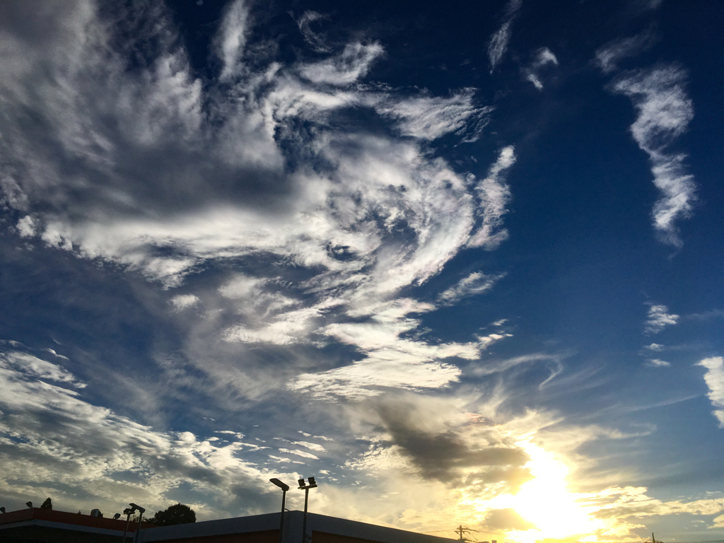 ガソリンスタンドから見た空