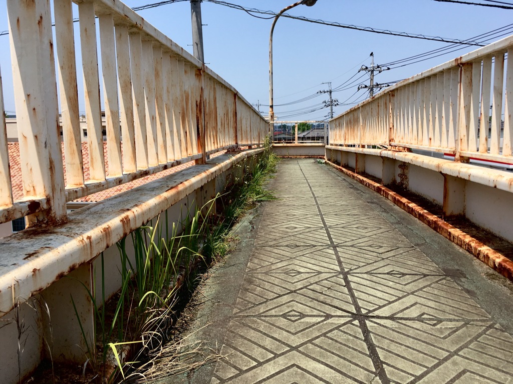 さびれた歩道橋