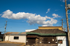 雲と傾いた家