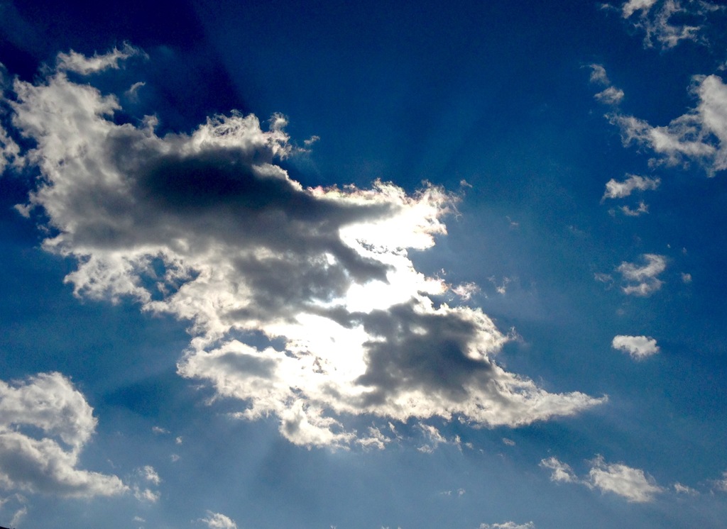 雲の後ろから