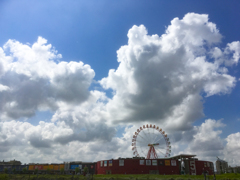 夏雲と観覧車