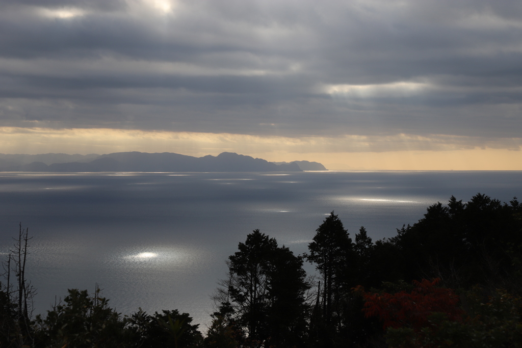 日本平からの展望　初日の出は拝めなかったが、天使の梯子の着水点が見れました。