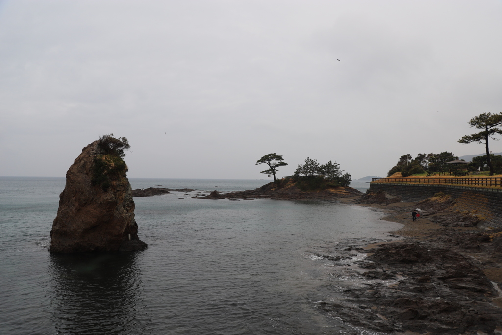 雨の秋谷の立石(葉山町)