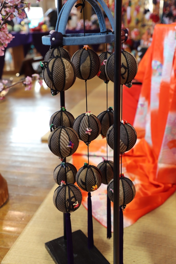 変わったつるし雛 落ちるな頑張れ！