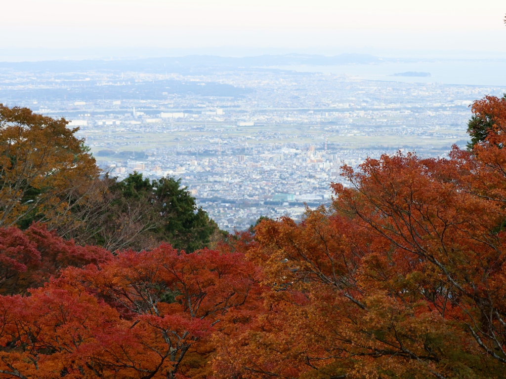 大山から遠く霞む江ノ島をながめて
