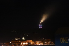 火を噴く江ノ島灯台