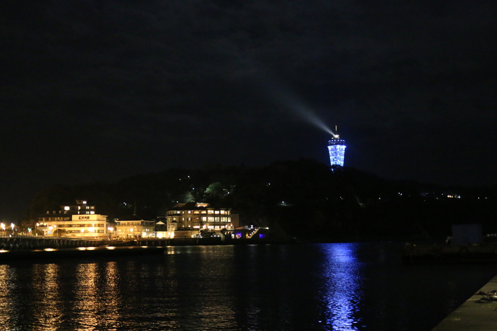 片瀬漁港より望む夜の江ノ島