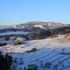 朝霧と残雪