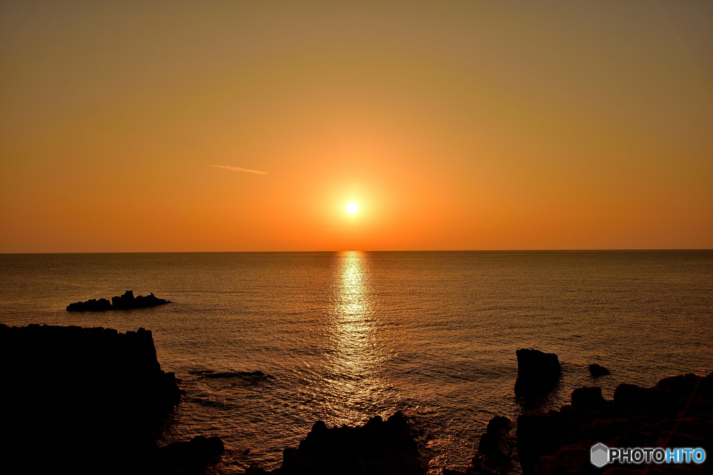 夕日と日本海と崖