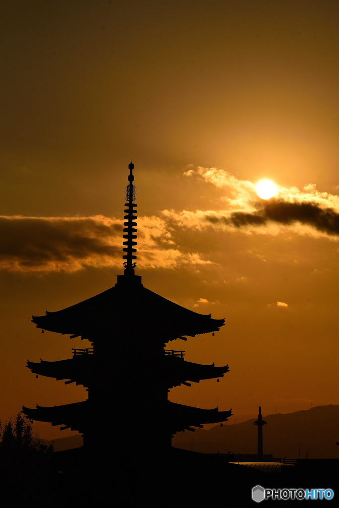 塔と夕焼け