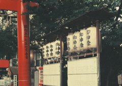 開口神社正門鳥居の左提灯