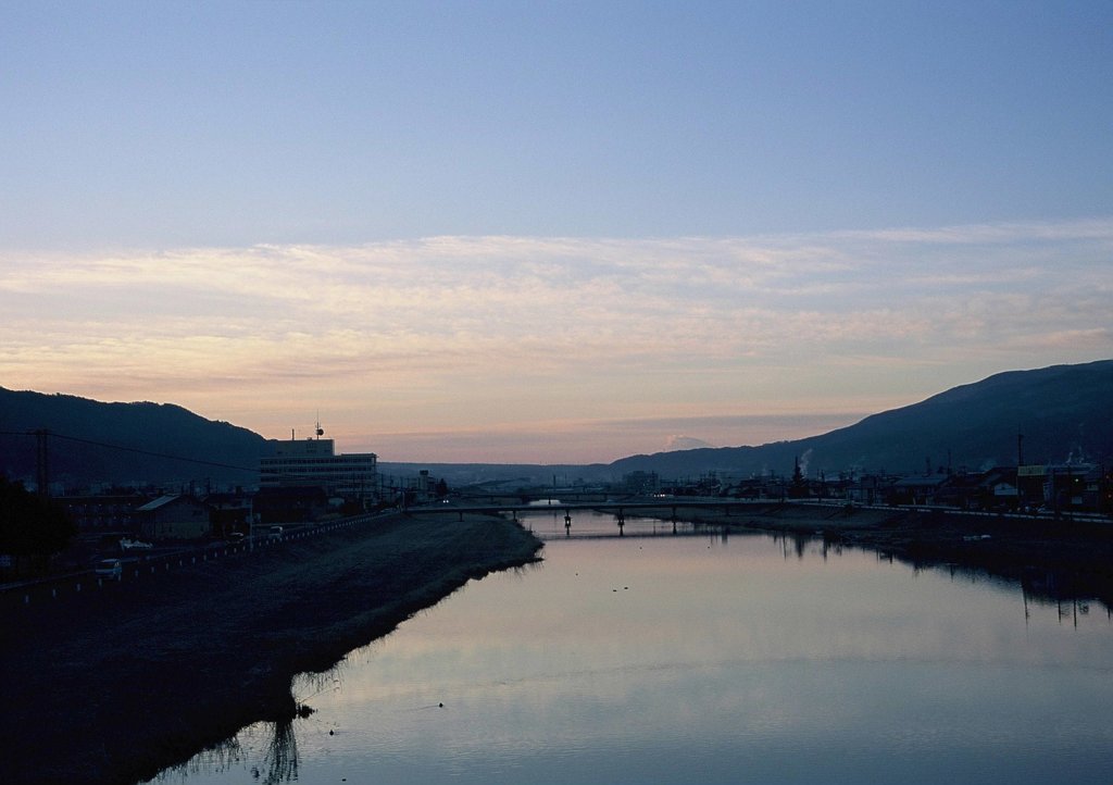 諏訪湖の川の朝