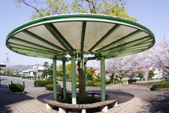 駅前公園ベンチ