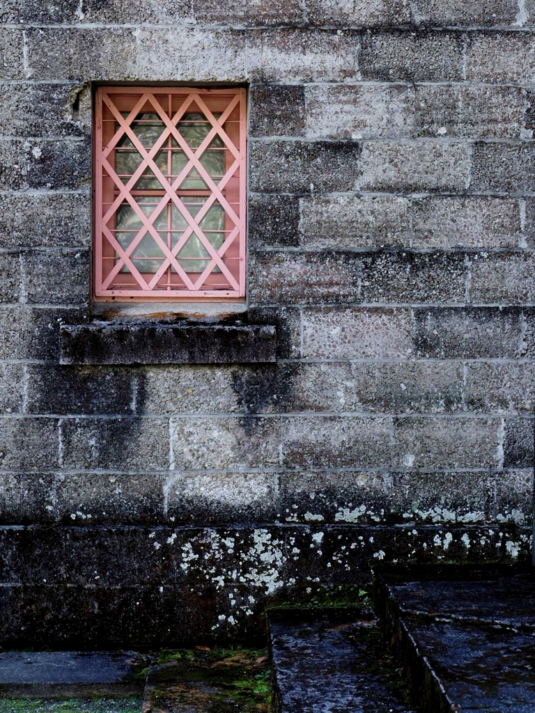 ピンクの窓