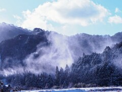 粉雪、舞い上がる