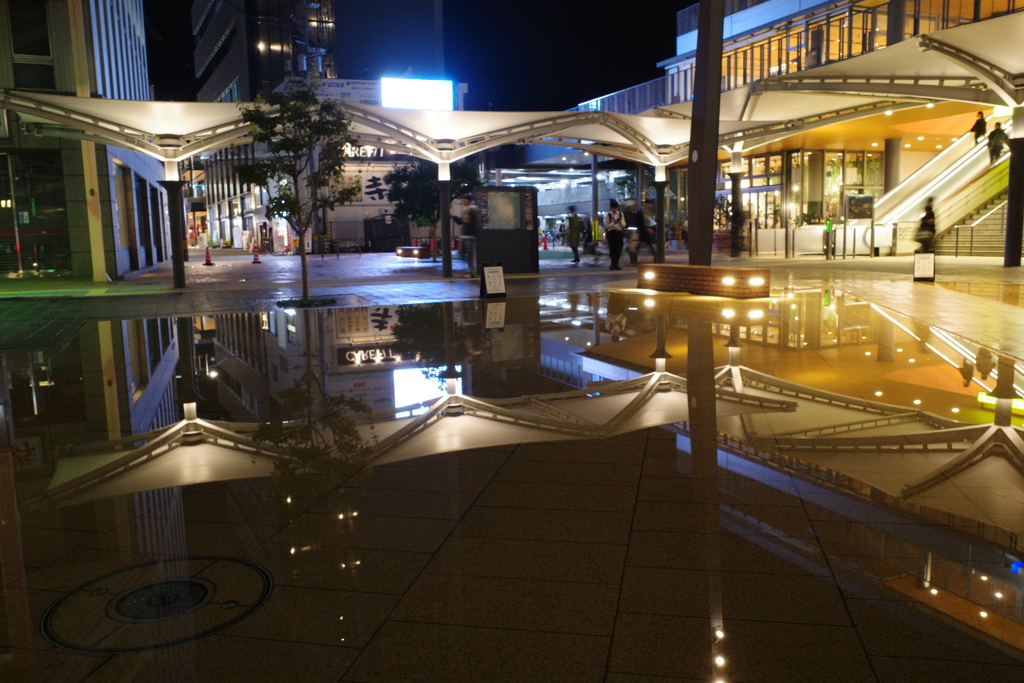 雨上がりの駅前