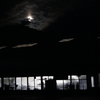 工場と月の明かり