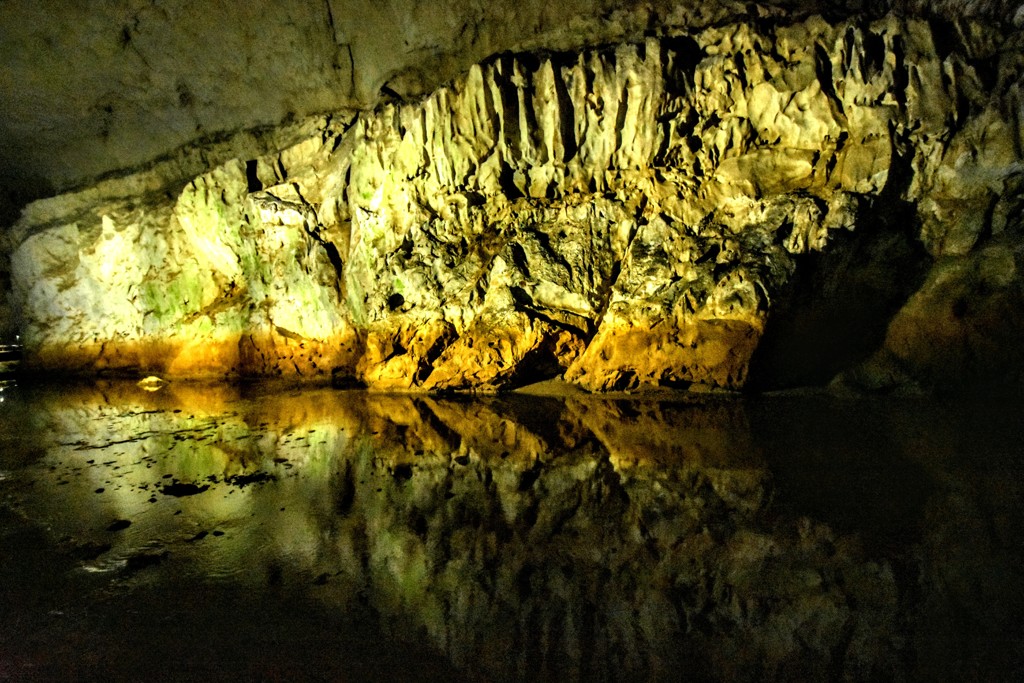 山口県秋芳洞(水面にうつる岩)