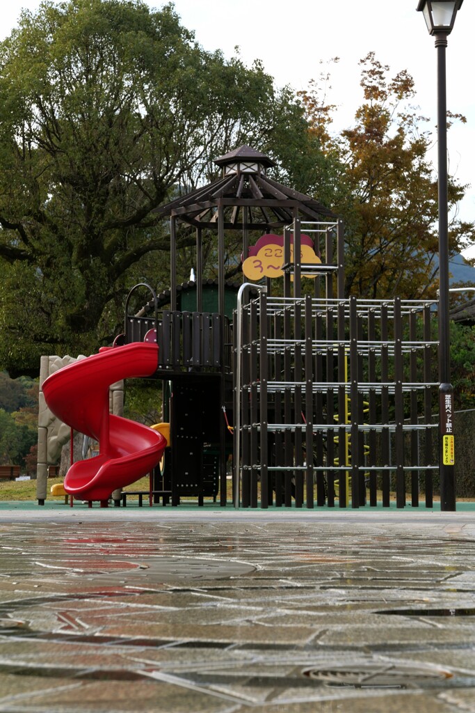 雨上がりの遊具達