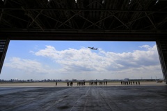 大空に向かって