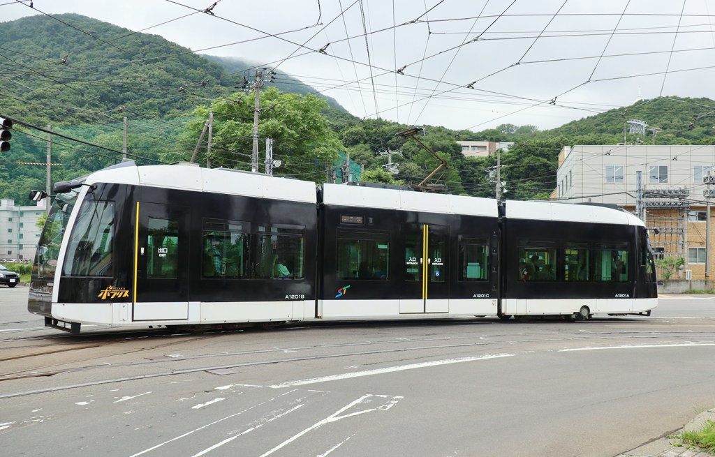 市電が走る街５　ポラリス交差点を曲がる