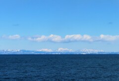 石狩湾越しの冬山　２