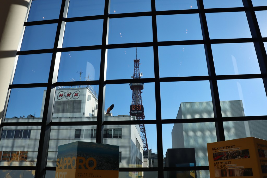 ガラス越しのテレビ塔