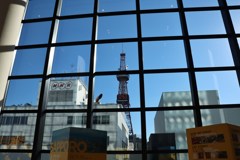 ガラス越しのテレビ塔