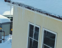 氷柱　民家の屋根