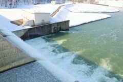 ダム　放水