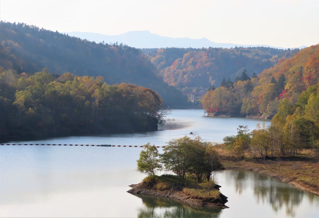 やや紅葉のダム湖