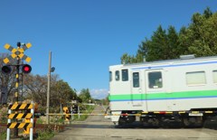 田舎道の踏切で