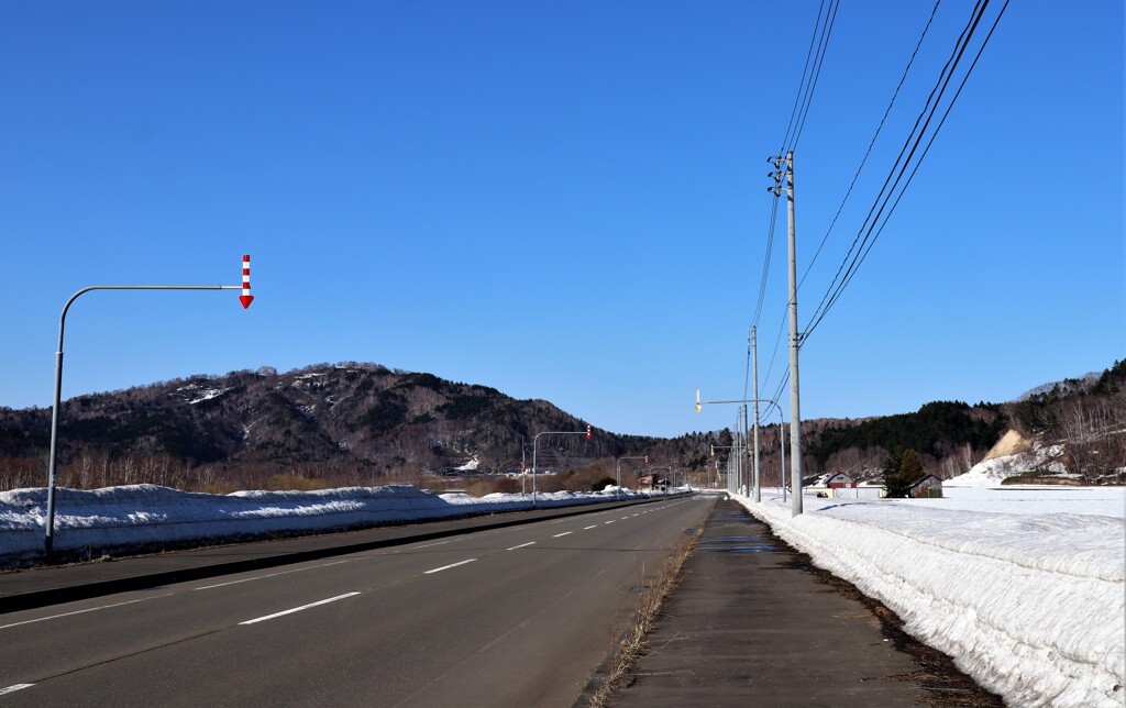 アスファルトと残雪