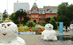 季節はずれの雪だるま　危うし！