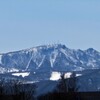 沢山のアンテナが立つ山