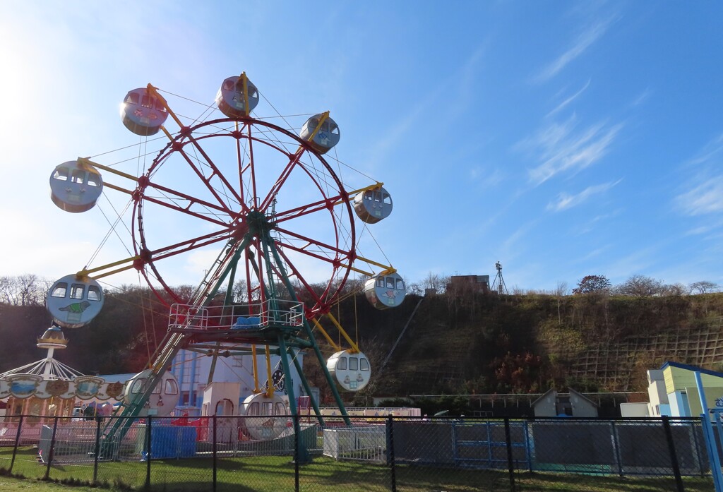 誰も居ない小さな遊園地　