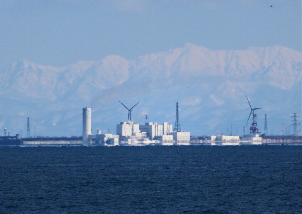 石狩湾越しの工業地帯と冬山