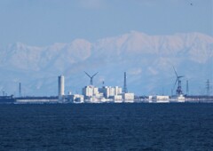 石狩湾越しの工業地帯と冬山
