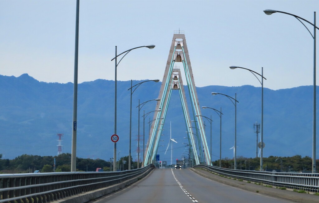 アーチ橋の中の風力発電機