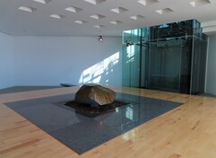 展示物とガラスのエレベーター